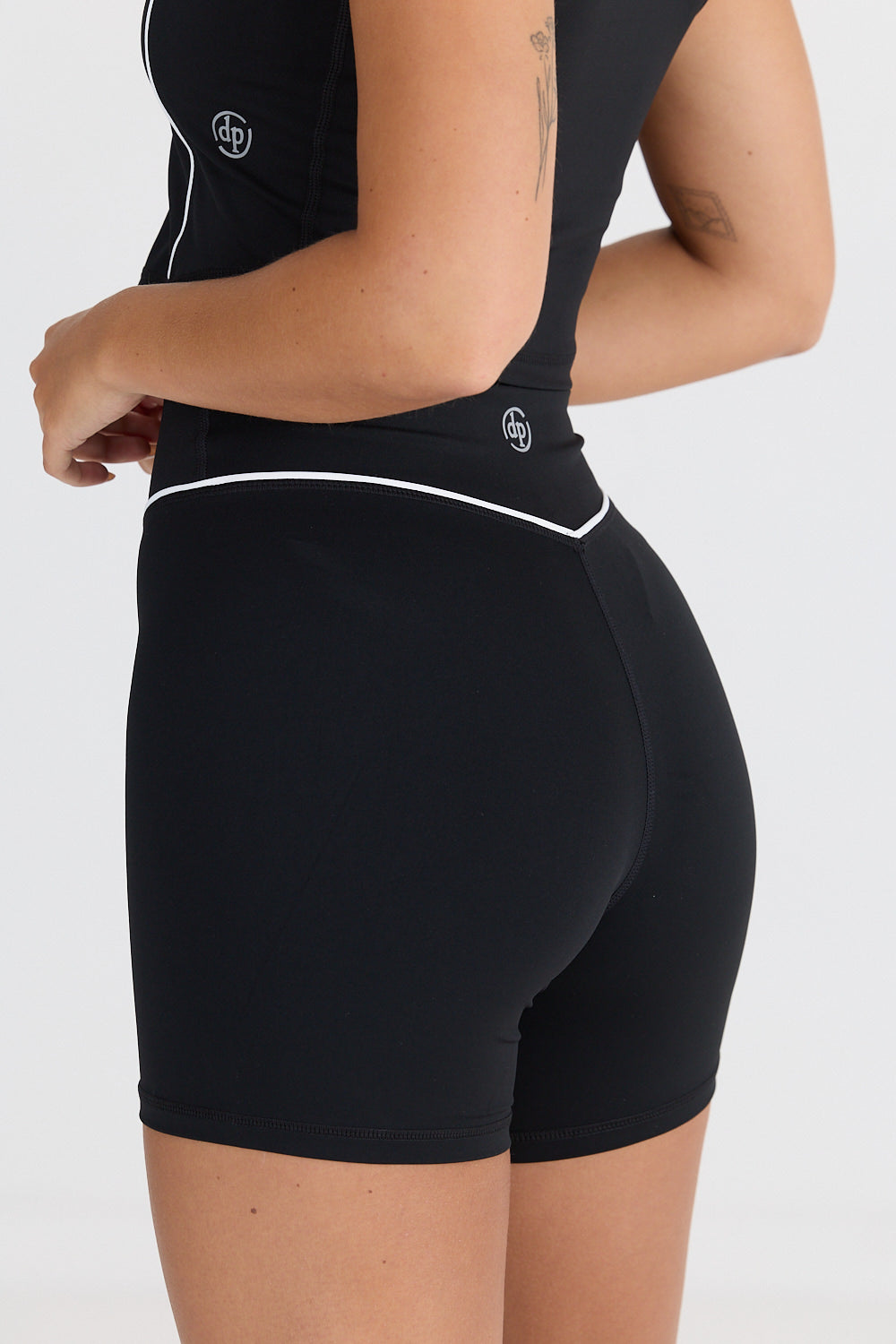 חליפת ספורט שחורה קצרה בלאק אדישן