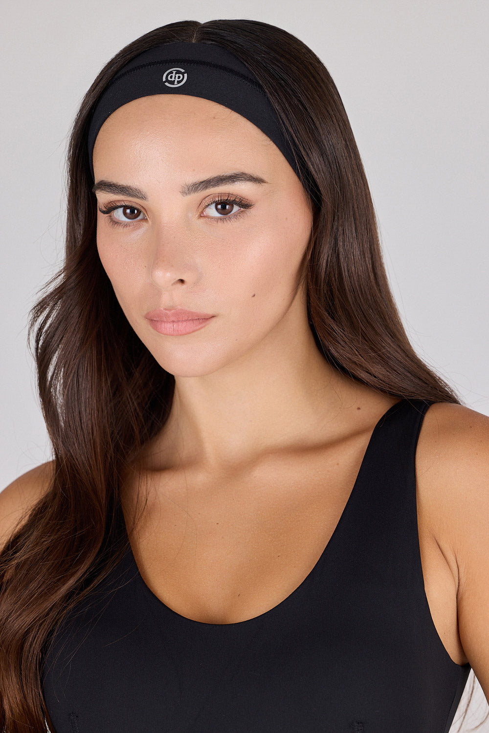 סרט שיער שחור לנשים – תוספת חובה לשגרת אימון חלקה ונטולת הפרעות