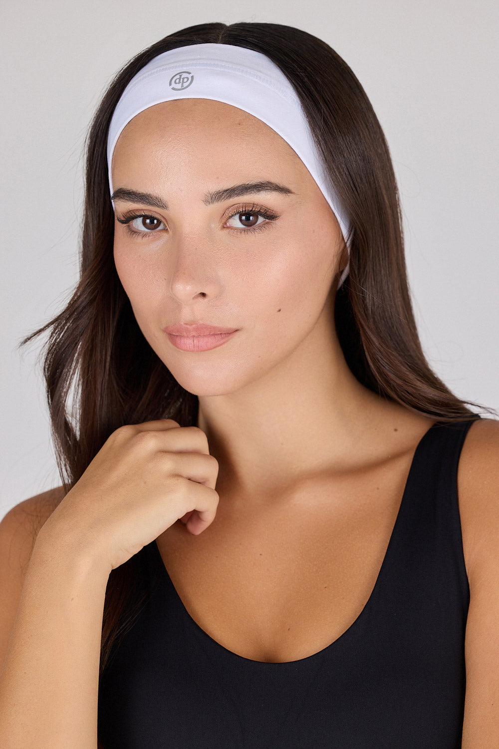 סרט לשיער בצבע לבן של DP Activewear – פשוט, נקי ומושלם לכל הופעה