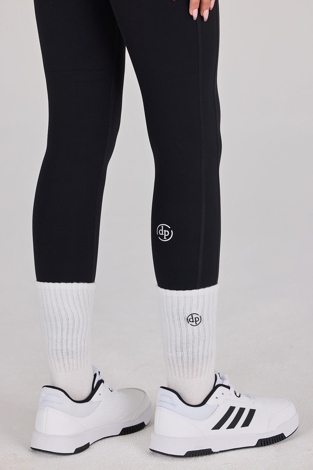 גרביים ארוכים לנשים של DP Activewear – עיצוב קלאסי למראה מושלם באימון ובחוץ