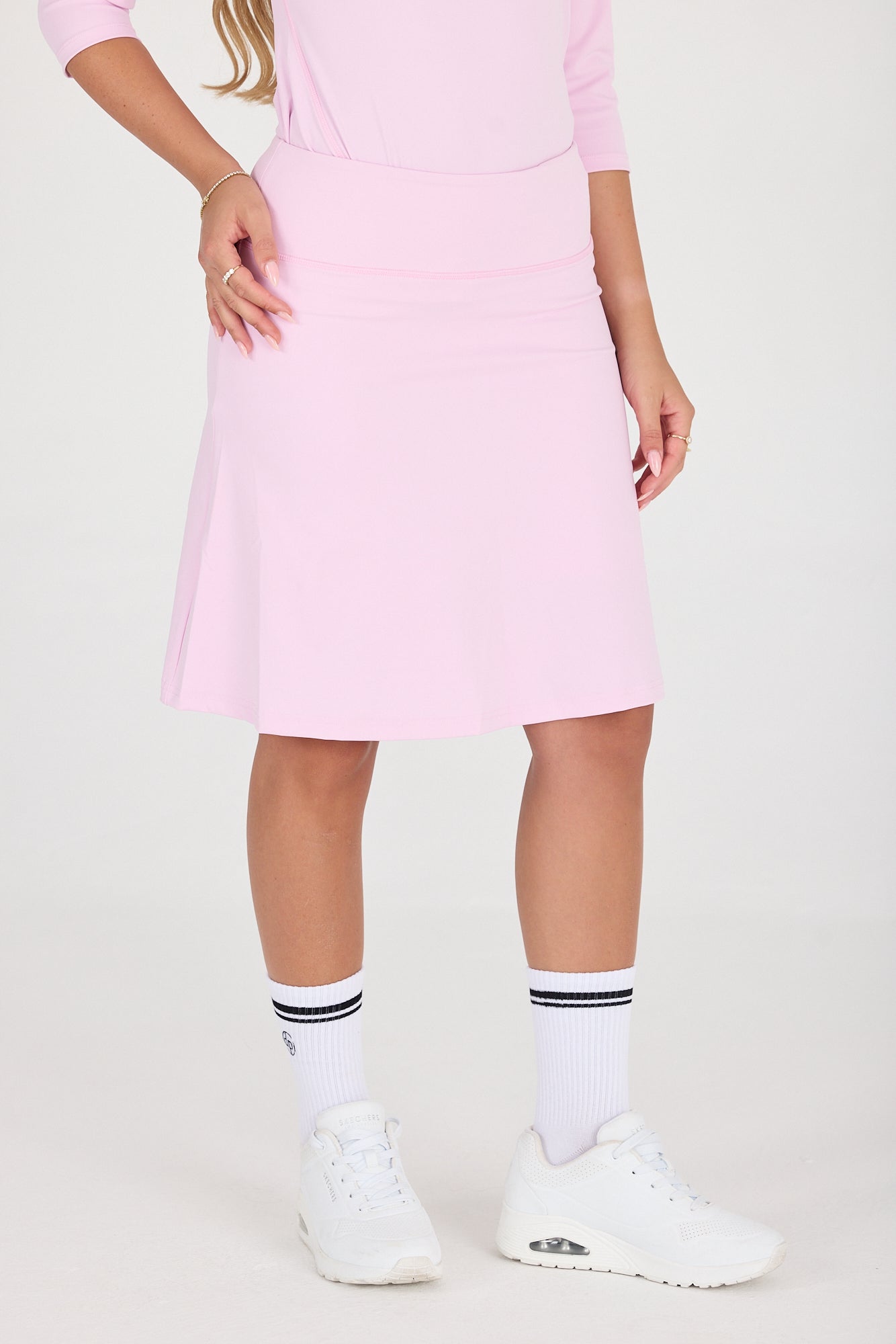חצאית ספורט קצרה וצנועה MODEST SKIRTED