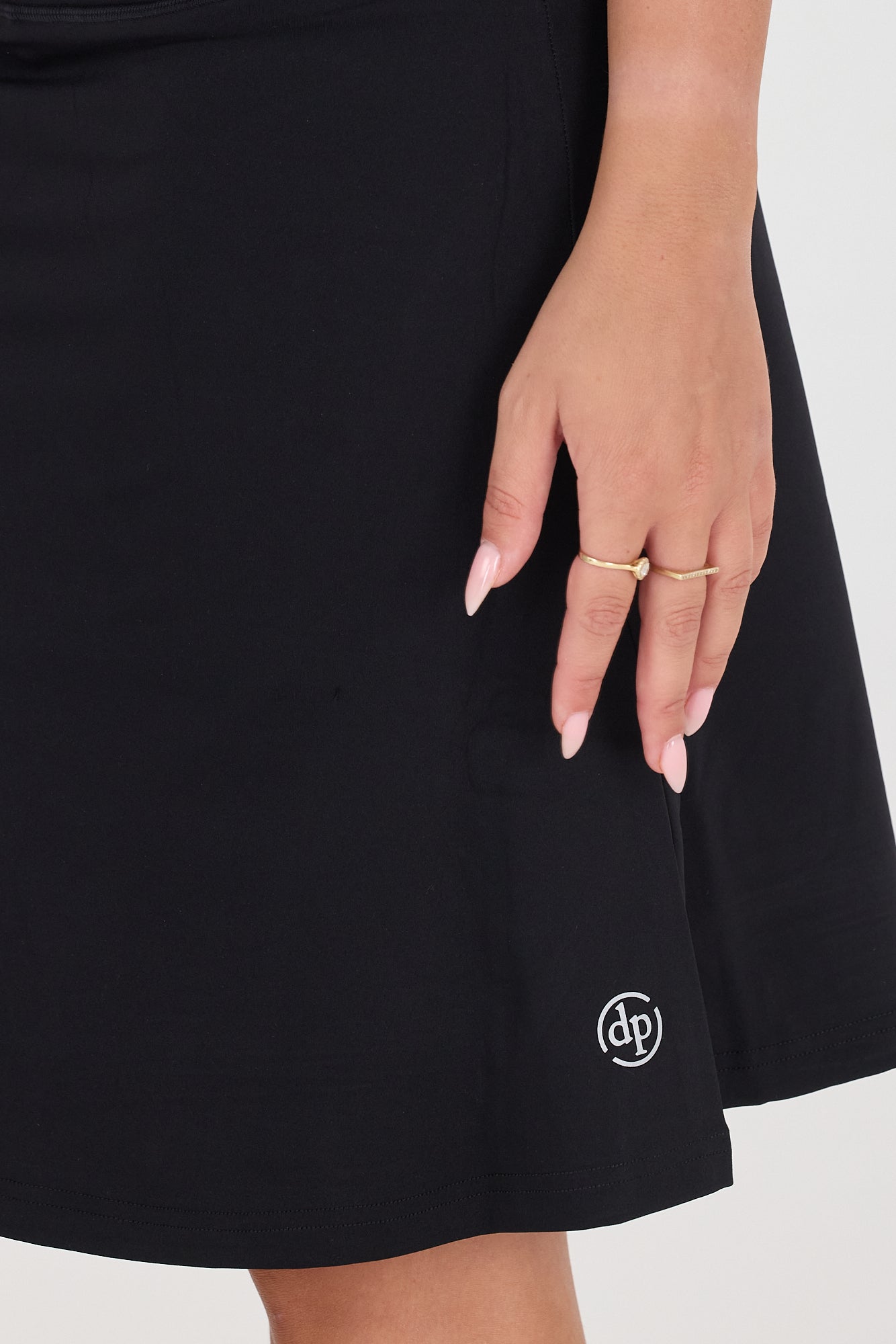 חצאית ספורט קצרה וצנועה MODEST SKIRTED